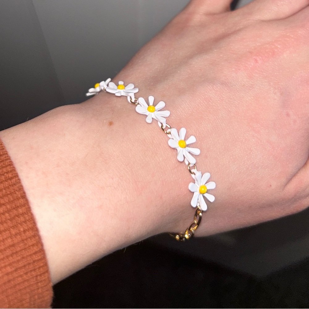 Forever 21 Daisy Gold Bracelet